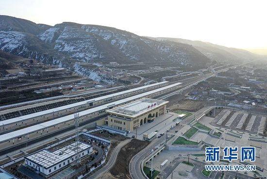 这是2020年12月14日拍摄的银西高铁环县站(无人机照片)。新华社记者 冯开华 摄