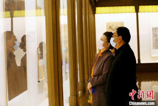 2月13日,兰州市民参观甘肃省博物馆展出的书画作品。春节期间,参观博物馆已成为不少兰州市民休闲度假的方式之一,也为春节增添了浓浓的“文化味”。 高展 摄