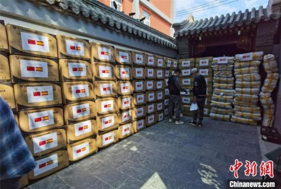 4月17日,西班牙甘肃商会向西班牙驻华大使馆捐赠20万件防疫物资。西班牙甘肃商会供图