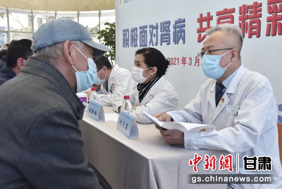 民众现场咨询。