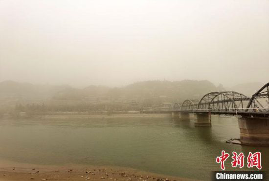 从3月16日0时起,此前持续受沙尘天气影响的兰州市,空气质量指数持续“爆表”,市区最低能见度仅为500米。图为16日傍晚,兰州黄河铁桥被浮尘笼罩。 冯志军 摄