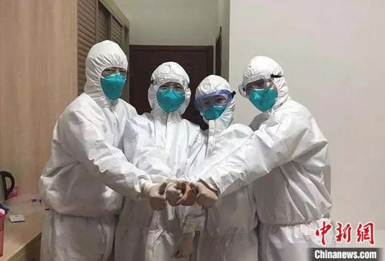 1月28日,甘肃庆阳市合水县公安局指挥中心副主任范元锋的妻子李玲作为甘肃援鄂医疗队成员之一“出征”武汉。
