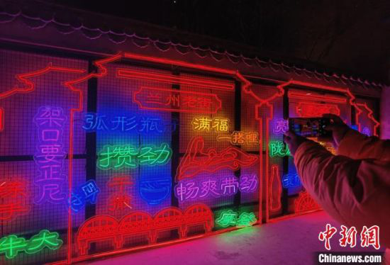 图为老街展出“方言文化墙”。 刘玉桃 摄