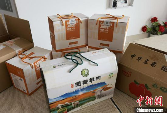 图为兰州市民网上购买羊肉、苹果和胡萝卜汁。 刘玉桃 摄