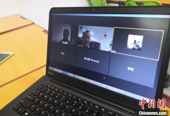 图为西北师范大学老师给留学生上“网课”。
