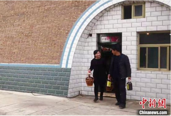 吴广平同妻子共同将黄酒发展成致富的产业