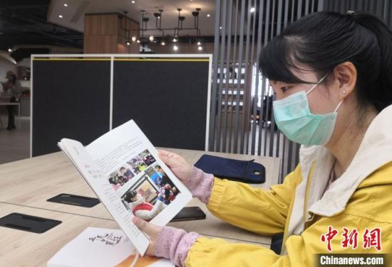 图为社区工作人员阅览书籍。