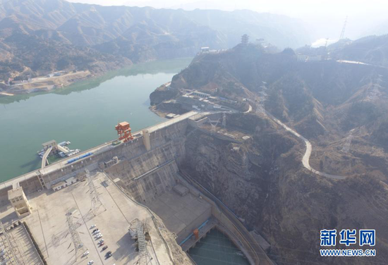 这是位于甘肃省临夏回族自治州永靖县的刘家峡水库(2021年1月3日摄,无人机照片)。新华社发(史有东 摄)