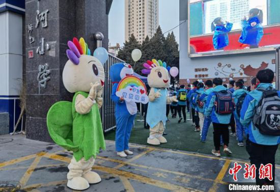 3月1日,兰州市七里河区七里河小学、硷沟沿小学、兰工坪小学等开学,老师们花样迎接“小可爱”归校。 刘玉桃 摄