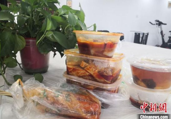 图为送到消费者处所的外卖