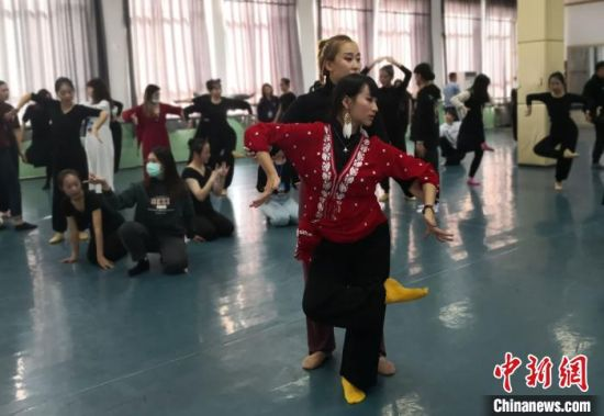 图为台湾大学生来到西北师范大学敦煌学院,学习和领悟敦煌舞的精髓。 (资料图) 丁思 摄