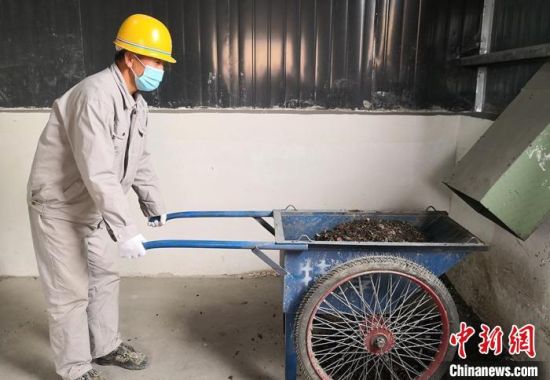 图为生活垃圾经过处理变为肥料。