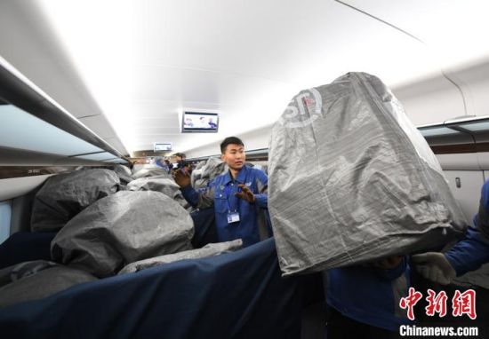 兰州西开往乌鲁木齐的D2711次动车组列车承运高铁快件产品。
