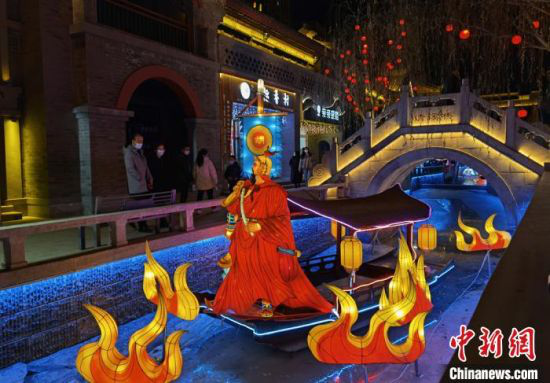 图为老街水中灯展,人物生动,吸引市民观看。 刘玉桃 摄