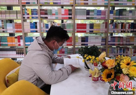 图为市民在智慧图书馆体验。