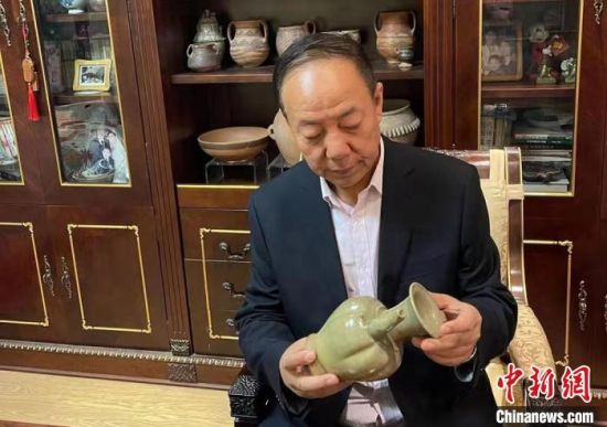 图为刘世杰正在目鉴瓷器。 高康迪 摄