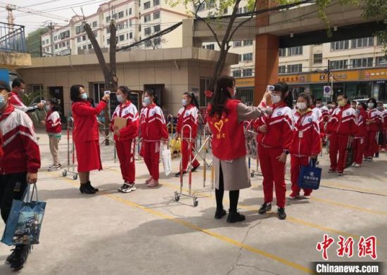 4月22日,兰州市西固区玉门街小学高年级学生走进学校,进行测温。开学以来,该校实施“三门九通道”、错峰上学,解决该校1000多名学生上学时间拥堵、扎堆问题。