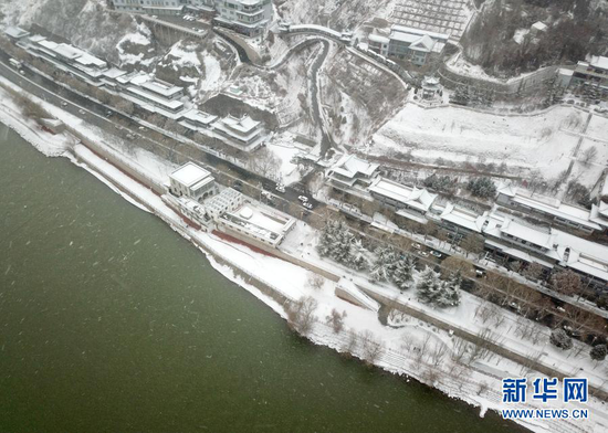 这是1月24日拍摄的黄河兰州段雪景(无人机照片)。新华社记者 马希平 摄
