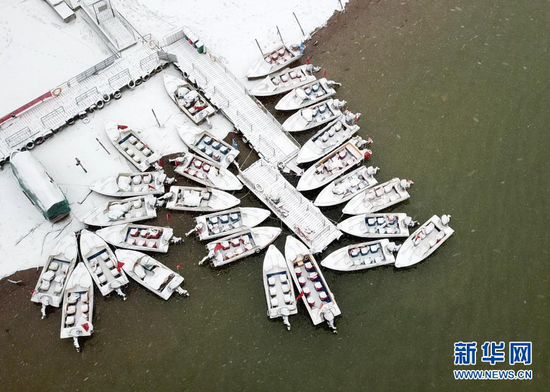 这是1月24日拍摄的黄河兰州段雪景(无人机照片)。新华社记者 马希平 摄