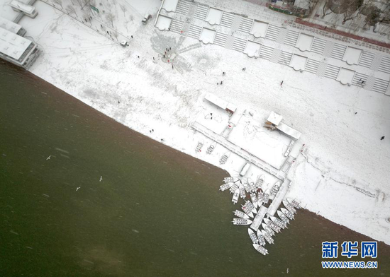 这是1月24日拍摄的黄河兰州段雪景(无人机照片)。新华社记者 马希平 摄