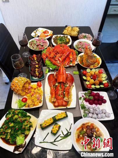 图为兰州市民的年夜饭,其中很多食材都是网购的家乡味。 刘桃桃 摄