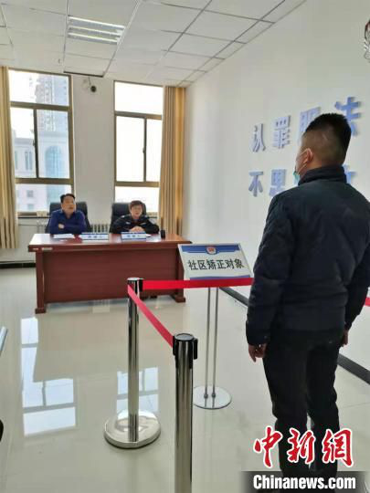 图为史继峰通过谈话全面掌握社区矫正对象年龄、家庭背景、婚姻状况、家庭结构、性格等。定西市司法局供图