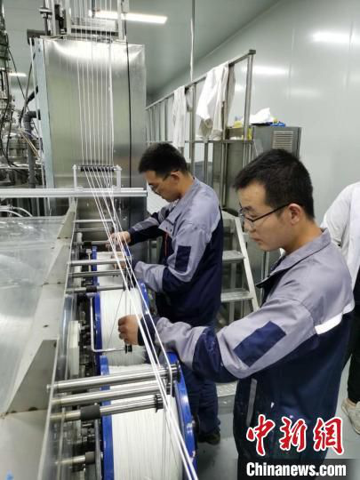 图为甘肃省膜科学技术研究院有限公司内,工作人员生产膜丝。(资料图)甘肃科技集团供图