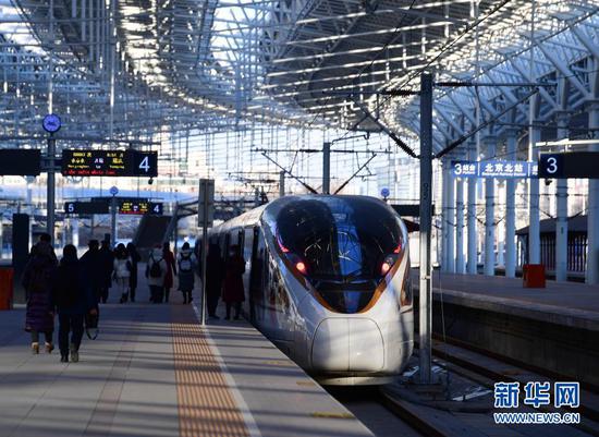 京张高铁列车停靠在北京北站(2020年12月30日摄)。新华社记者 张晨霖 摄