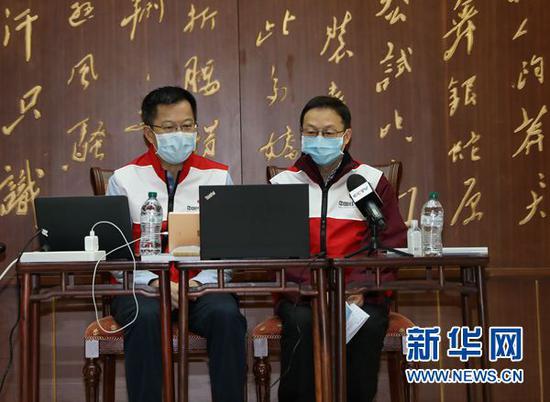3月15日,在意大利首都罗马,抗疫医疗专家组为旅意侨胞、留学生进行视频辅导直播。新华社记者 程婷婷 摄