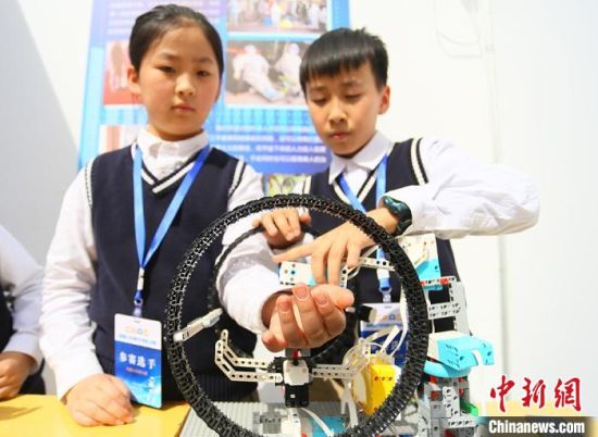 3月27日、28日,“第四届兰州市青少年机器人竞赛”在兰州市第五十二中学举办。图为小选手制作的智能医护机器人。 高展 摄