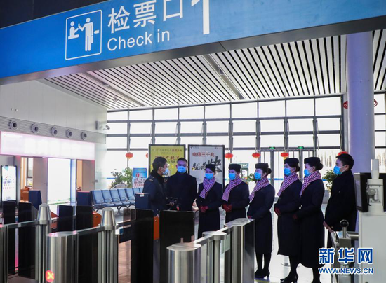12月16日,在中国铁路兰州局集团有限公司中川机场站,值班员乔顺强(左一)与东航甘肃分公司乘务员交流业务。新华社记者 马希平 摄