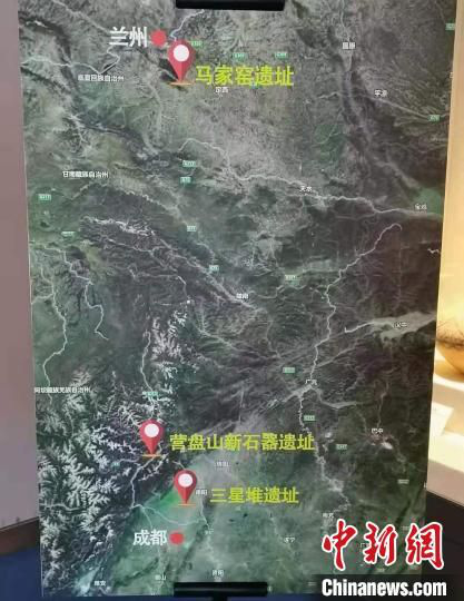临洮县博物馆展示马家窑遗址与三星堆遗址地理位置图解说明。 王在凯 摄
