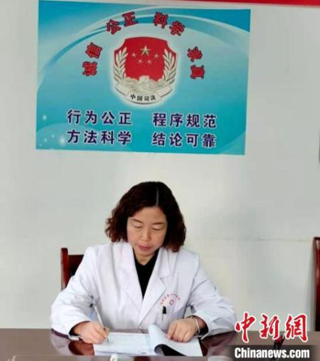 图为甘肃基层司法鉴定员秦丽娟工作照。定西市司法局供图