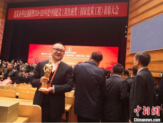 图为刘虎领奖