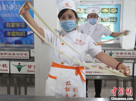 图为3月17日,2021年兰州牛肉拉面职业技能培训班的学员练习拉面技能。 史静静 摄