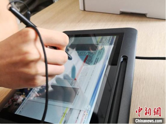 图为无纸化贷款现场