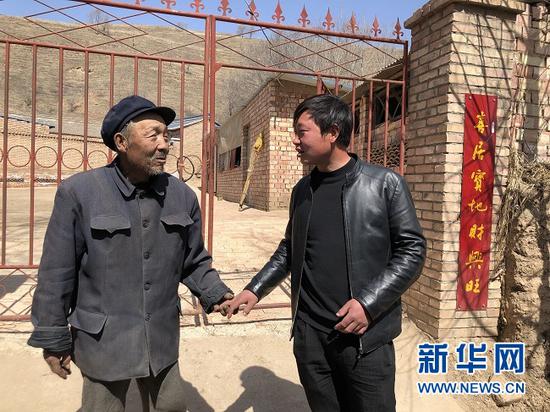 徐万余送马金龙(右一)出门。
