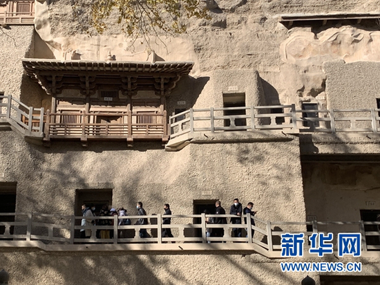 11月9日,游客在莫高窟参观。新华社记者 张玉洁 摄