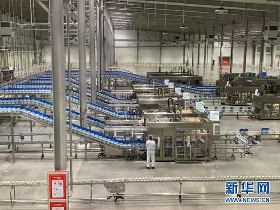 伊利绿色生产及智能制造示范应用项目投产现场。新华社记者 冯亚松 摄