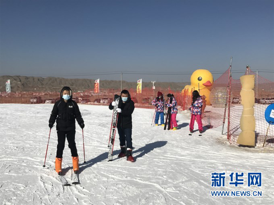 游客在黄河石林滑雪场体验冰雪运动。新华社记者 程楠 摄