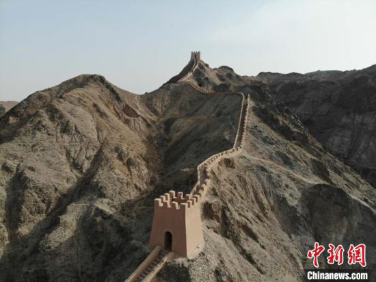 图为甘肃境内的嘉峪关悬壁长城。(资料图) 杨艳敏 摄