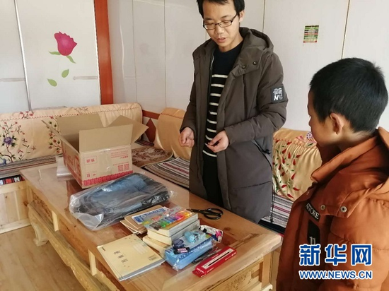 孙照杰(左一)在群众家中了解情况。(甘肃省卓尼县木耳镇党建办公室供图)