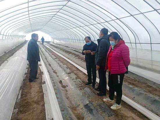 敦煌市农技人员深入农户大棚开展现场指导培训