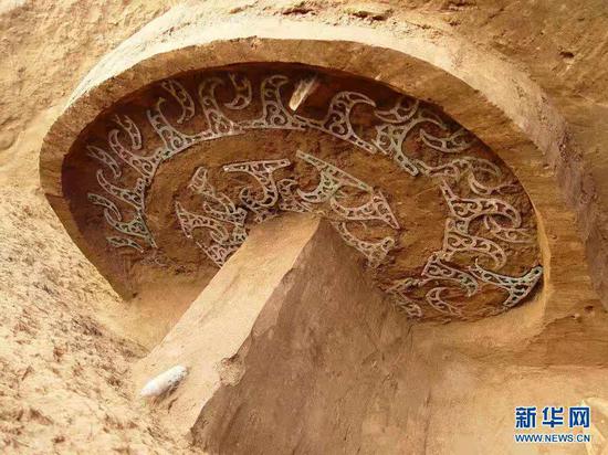 这是2010年拍摄的出土于马家塬西戎墓葬的一辆战国马车车轮及装饰。新华社发(甘肃省文物考古研究所供图)