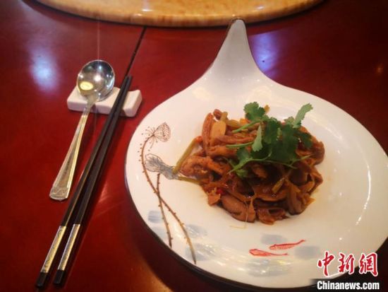 图为兰州的餐饮企业配备公筷公勺。