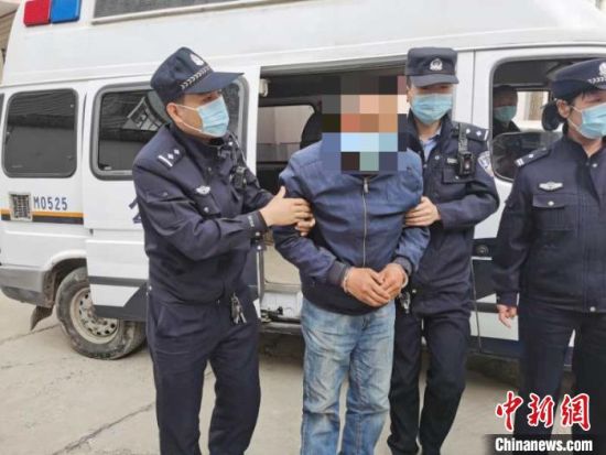 图为甘肃庆阳警方抓获30年前命案犯罪嫌疑人焦某刘。