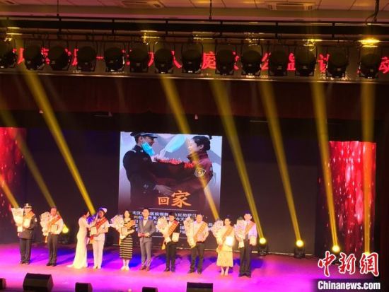 图为甘肃揭晓2020年度“最美家庭”1578户、其中抗疫“最美家庭”536户,并为获奖“最美家庭”代表授予荣誉牌。