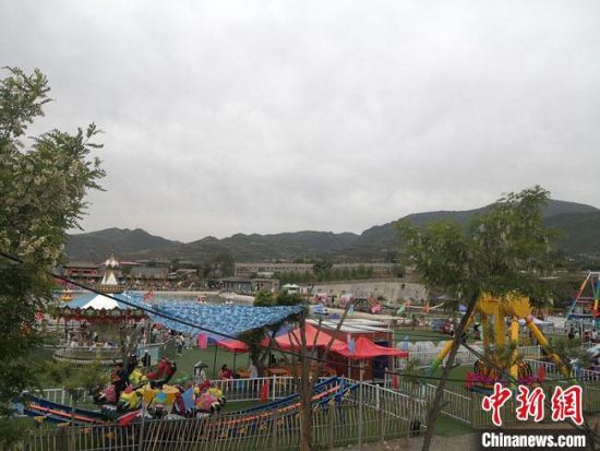 6月1日,浪街村成为喧嚣嘈杂的“游乐场”。