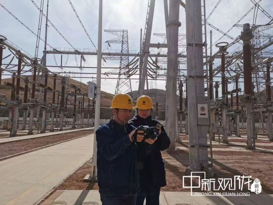 国网甘肃检修公司750千伏莫高变电站新员工王丽,在师傅的指导下检查330千伏设备。马晓艺 摄