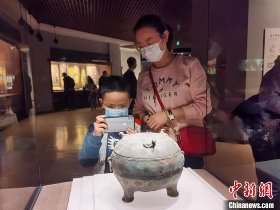 2月17日,甘肃省博物馆迎来春节7天假期中的最后一波游客。图为当地民众在展厅参观。 张婧 摄